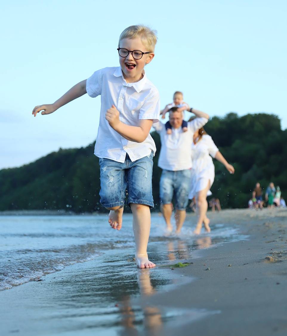 Dzieci biegają boso po plaży i trawie – hartowanie organizmu wiosną i latem